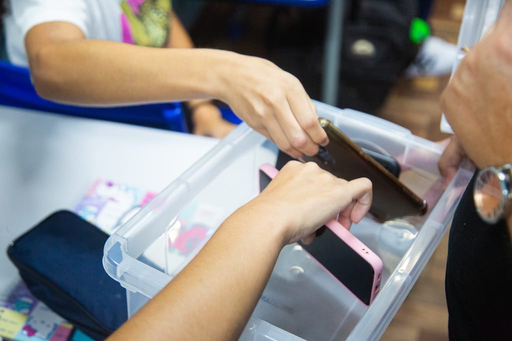 Governo Federal regulamenta lei que restringe uso de celulares em escolas