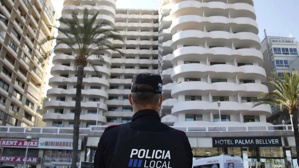 Idoso passa dias ao lado do corpo da mulher pensando que estava dormindo