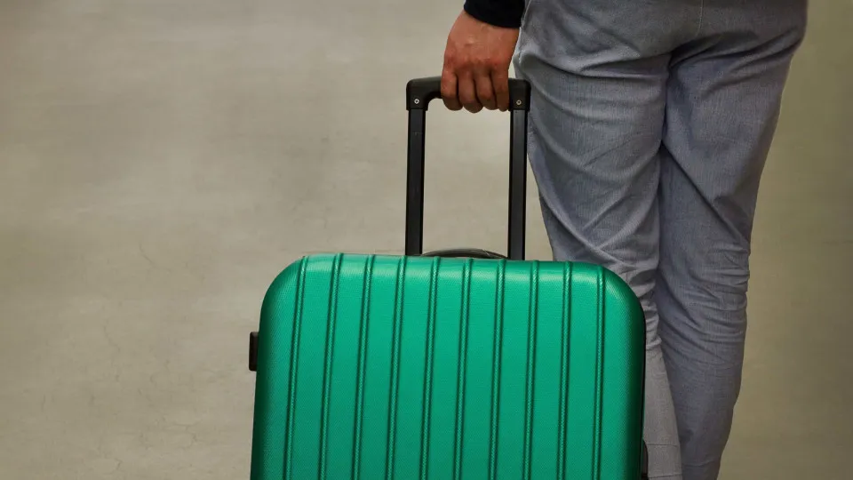 Novo voo com brasileiros deportados dos Estados Unidos chega a Fortaleza