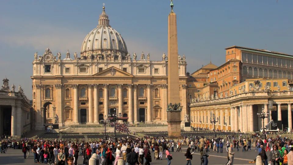 Fluxo turístico no Vaticano se mantém mesmo com papa internado