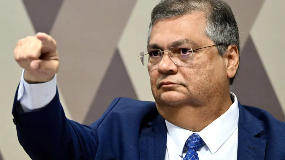 Dino sinaliza que bancos estão proibidos de aplicar sanção a Moraes e que punirá quem desobedecer