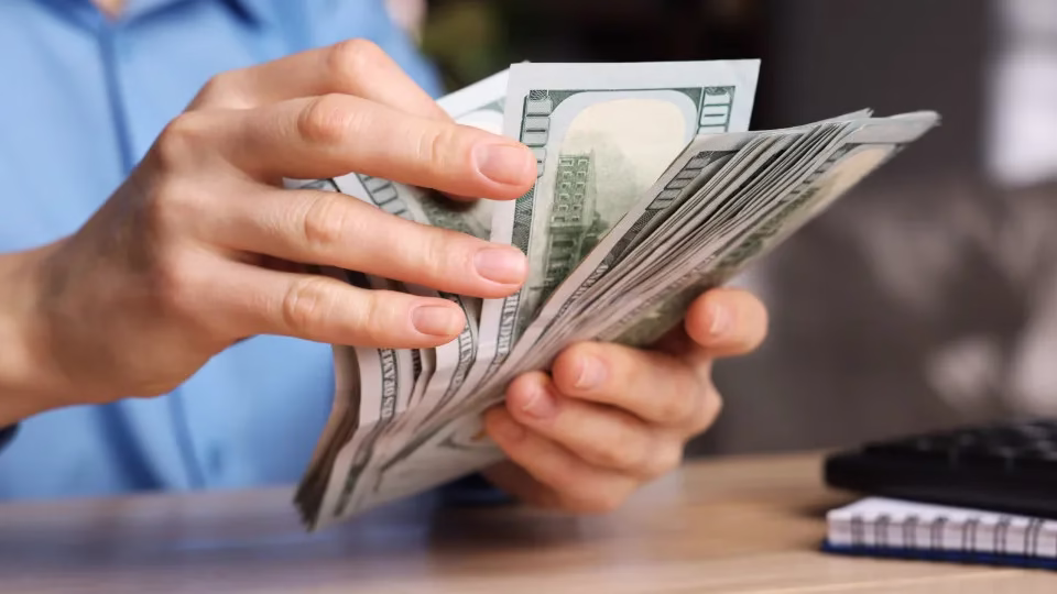 Dólar abre em queda nesta terça-feira após divulgação de ata do Copom