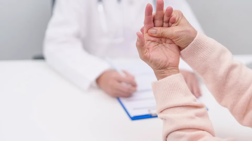 Exame de sangue pode identificar Parkinson até 20 anos antes dos sinais