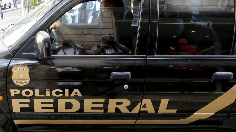 PF faz operação contra fraude no INSS, e Mendonça manda por tornozeleira em deputada do MDB