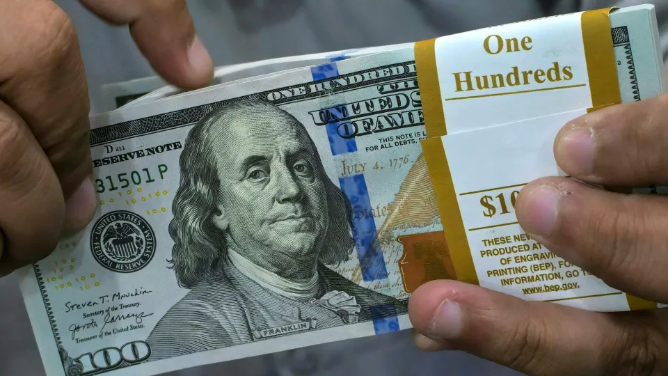 Dólar recua com alívio em petróleo e esforços para liberar Estreito de Ormuz