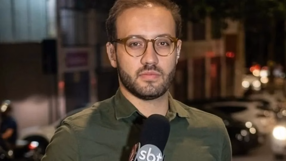 Apresentador liga ao vivo para a polícia após repórter do SBT ser agredido - veja o vídeo