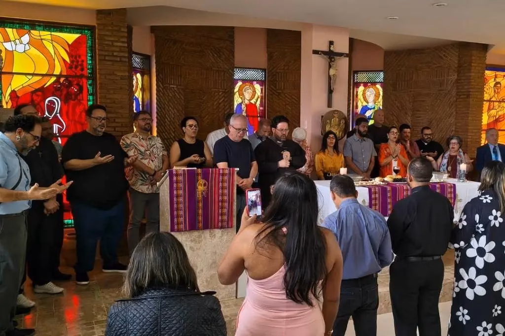 Igreja evangélica proíbe ‘cura gay’ e autoriza pessoas LGBTQIAPN+ como pastores e membros em assembleia