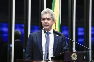 Senador Jaime Bagattoli vota contra o fim da escala 6×1