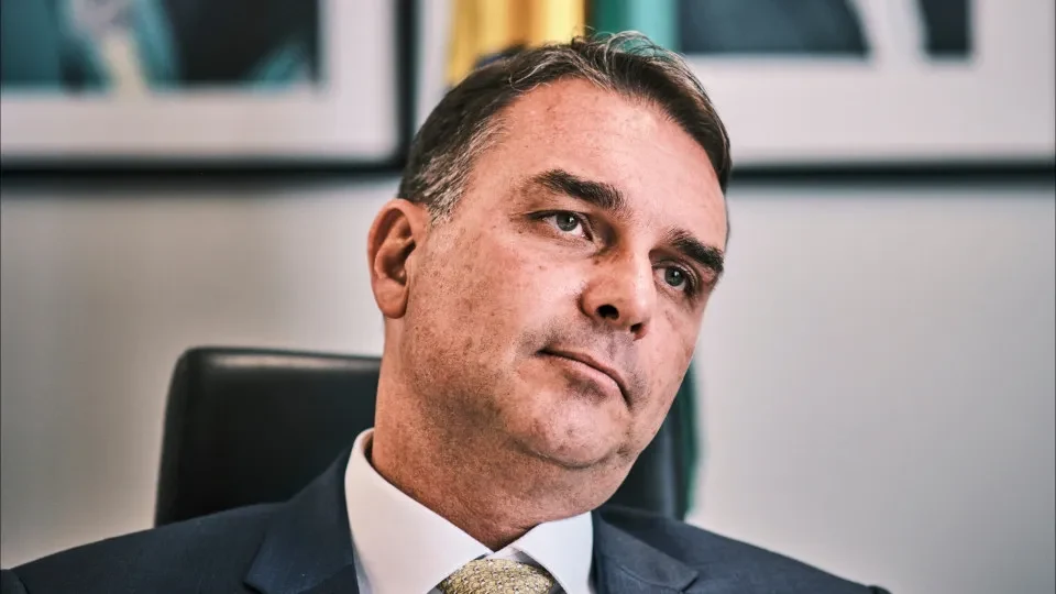 Flávio Bolsonaro critica Dino por investigar 'farra com dinheiro público'