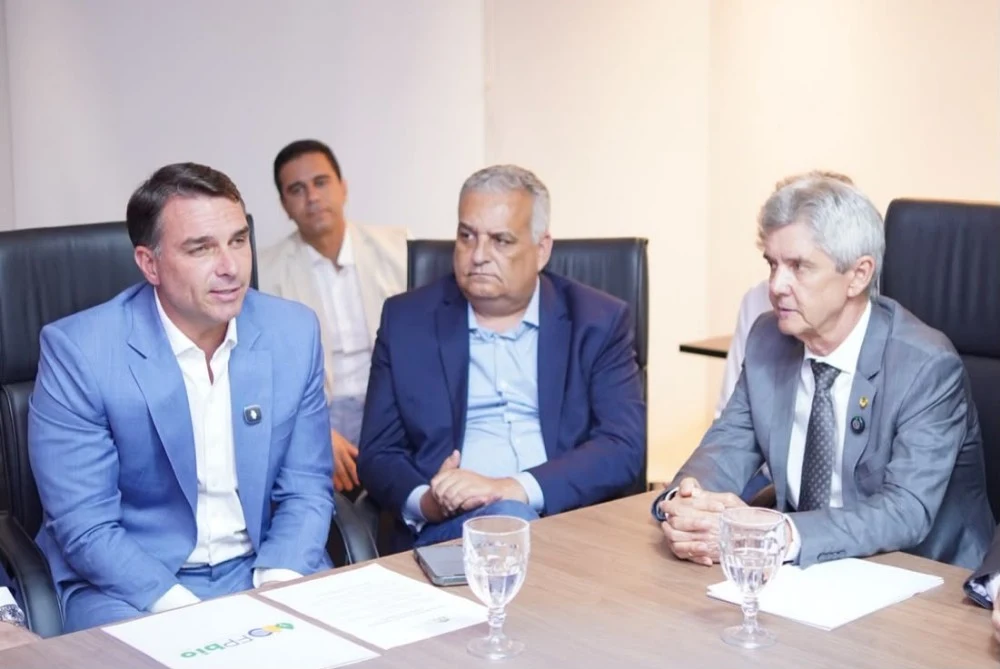 Flávio Bolsonaro se reúne com senador Bagattoli e FPA para discutir os rumos do setor produtivo
