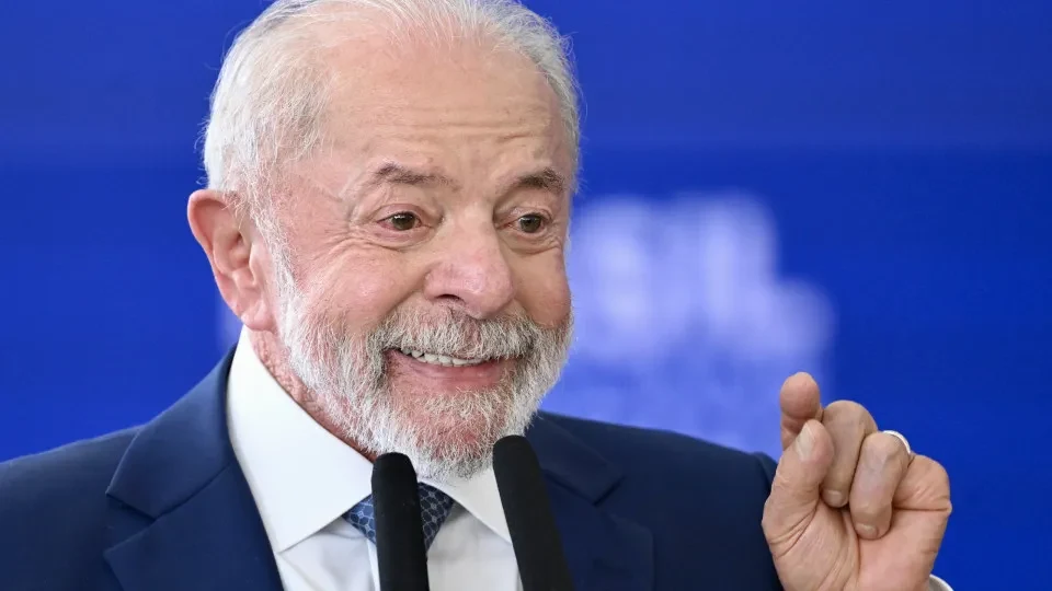 Lula diz querer ver como Flávio Bolsonaro irá votar na PEC do fim da escala 6x1