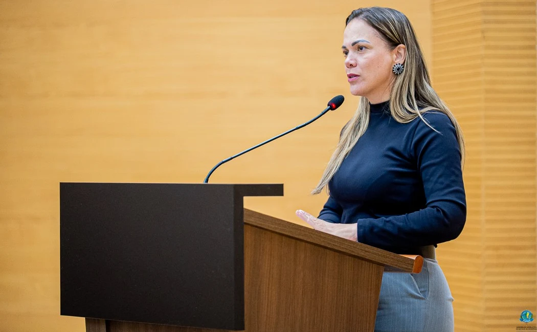 Cláudia de Jesus destaca importância da democracia após reeleição