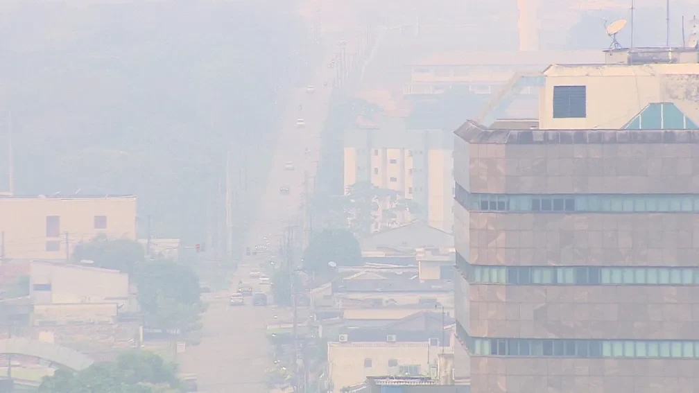 Fumaça das queimadas encobre o céu de Porto Velho e acende alerta para a saúde