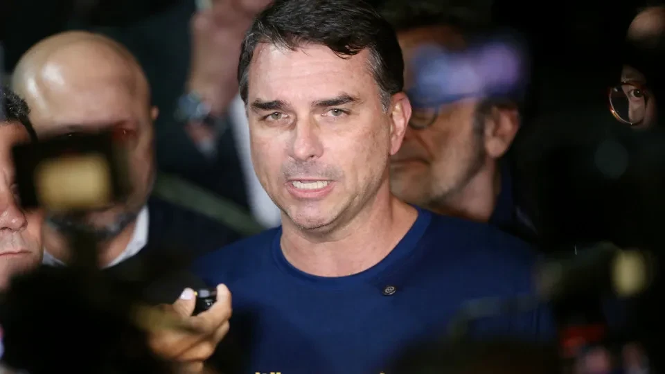 "Flávio esquema pandemia”: o que há por trás dessa busca no Google?