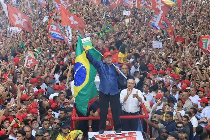 O que explica a virada de Lula sobre Flávio Bolsonaro