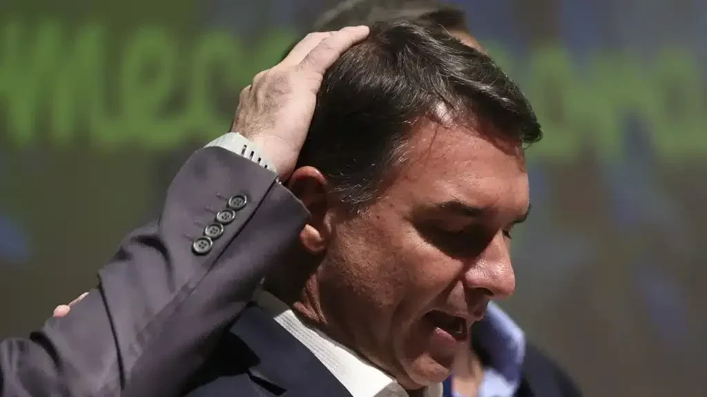Site argentino diz que Flávio Bolsonaro teria fugido para os Estados Unidos de jatinho após atravessar fronteira